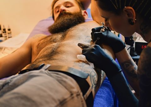 Nicht jede Stelle und jedes Motiv eines Tattoos ist ideal für eine Nadel.
